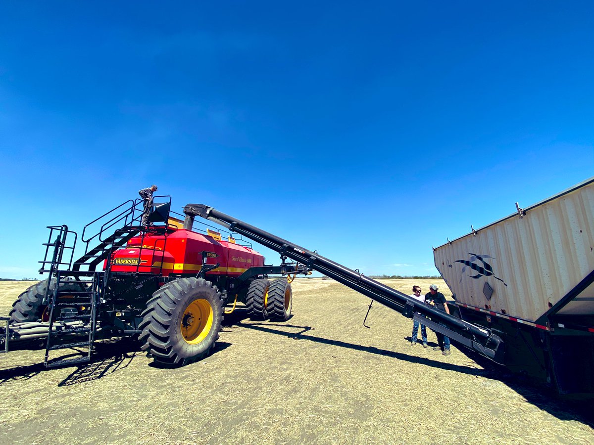millatime99's tweet photo. Demo time ...  @VaderstadCanada Seedhawk 70-12 with 800 iCon, led by @Case_IH 580Q. @RMEHQ Moosomin https://t.co/851Gbe07wM