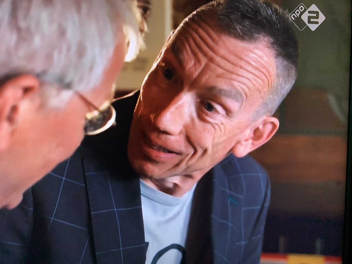 Wat leuk <a href="/Dolfjansen/">Dolf Jansen</a> , dat je nog steeds onze pakken draagt! Tja, duurzaam, niet kapot te krijgen 😂 <a href="/NPO2/">NPO 2</a> #verborgenverleden