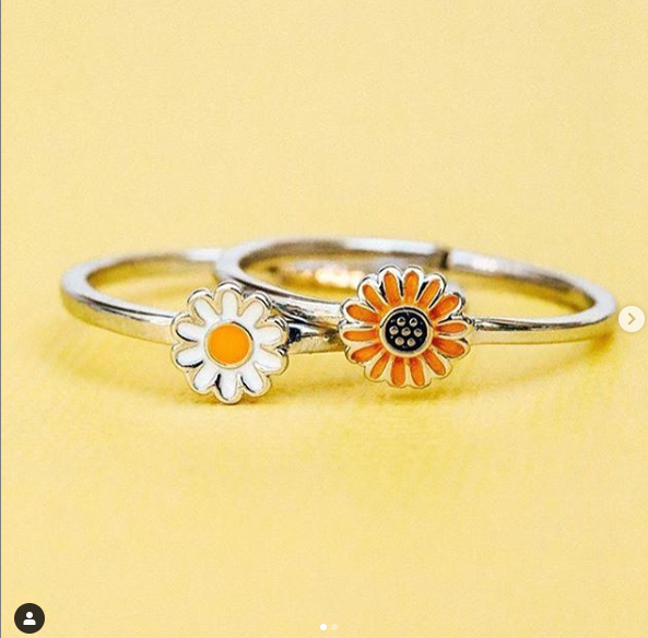 galaxylover1998's tweet photo. PV Fans! Enjoy a little sunshine from us to YOU - take 40% OFF EVERYTHING SITE-WIDE this weekend *only*!
Link in bio to shop the Memorial Day Sale!! Use my code โCHELSIEGAINEY21โ at checkout for 20% off of ur order.
#puravidabracelets #daisyring #sunflowerring #jewelry #rings https://t.co/ecJwORbub6