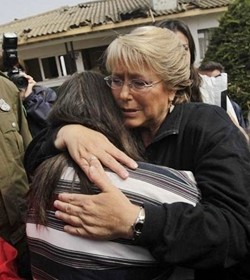 Jp82591097's tweet photo. @Gmonsalve @yeinfonda59 La cara la retrata. Bachelet a nivel mundial es mucho pero mucho más que Piñera. Ella se sobrepone a gorda a ladrona  a ZURDA y  todas las calificaciones que los FACISTAS chilenos y algunos "amigos" le colgaron
Bachelet es Bachelet la primera mujer que gobernó a este país https://t.co/A5nBQKgKnX