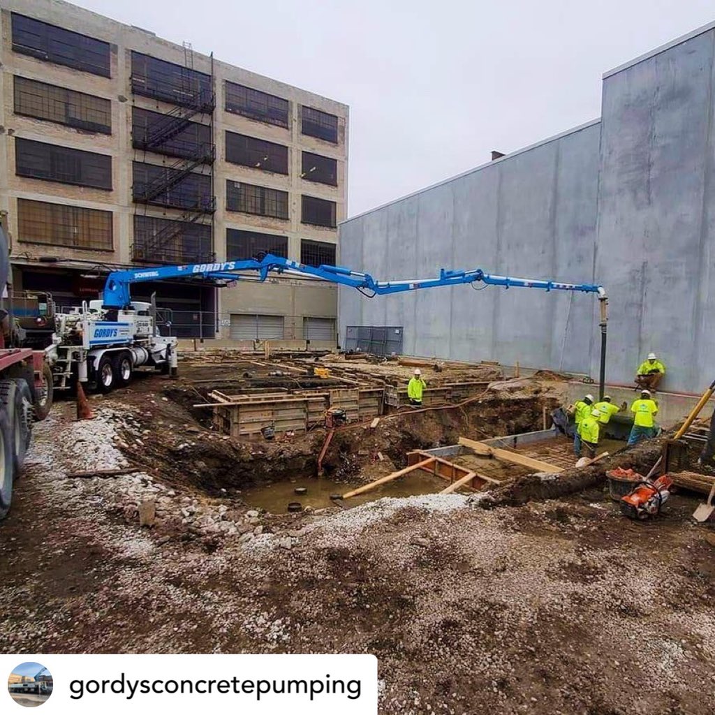 ACPApumpers's tweet photo. #FlatoutFriday from our members at Gordy’s Concrete Pumping using a 20-Meter Schwing 😎
#concretepumping #pumpoperator #buildwithstrength #concreteconstruction #womeninconstruction #justkeeppumping https://t.co/FSJ2E3hzLZ