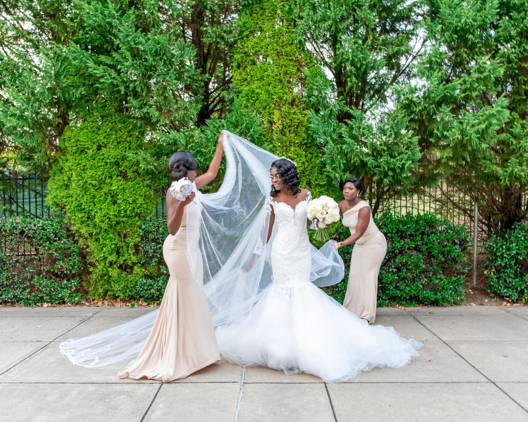 SweetLilNotions's tweet photo. Quick candid shot getting the bride ready. I love that this test shot with low shutter speed made this veil looks like flowing water! So elegant! ✨ https://t.co/jZUOXXmqJt