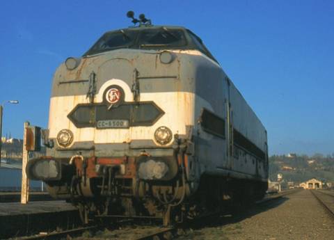 13) Elles furent fortement exploitées (9 000 km / mois) jusqu’en 1983 où les CC 72000, YAYA 68000 et BB 67400 ont commencées à prendre le relaisElles étaient affectées sur quelques trains de fret et de pèlerins jusqu’au 25 septembre 1988 où la totalité de la série fut radiée.