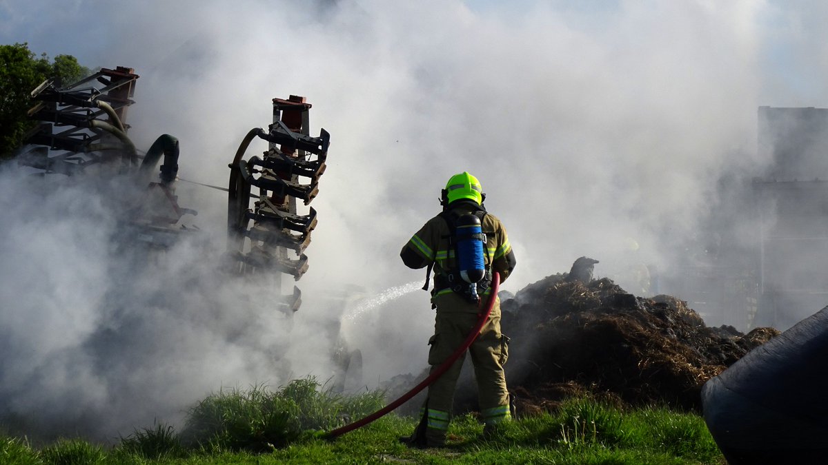 CALLANTSOOG - Woensdagavond is achter een boerderij aan het Scheidingsvliet waarschijnlijk brand ontstaan bij een kuilbult en is overgeslagen op een giertankwagen .  #glocalmedia #112nieuws #schagen.