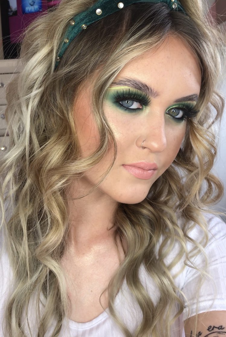 Sophh_0's tweet photo. Day 4💚🌿 

#JamiesWeekOfColour 
@jamiegenevieve 💓

https://t.co/XvWDC7G041 https://t.co/CbDDPZL8S2