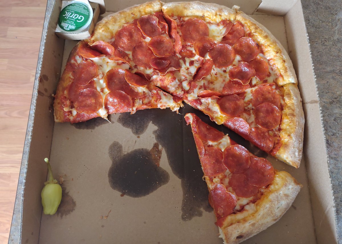 BoredYoutube's tweet photo. Thanks for the pizza! It was amazing! @BitcoinMagazine & @PapaJohns https://t.co/wWiGf7neYn