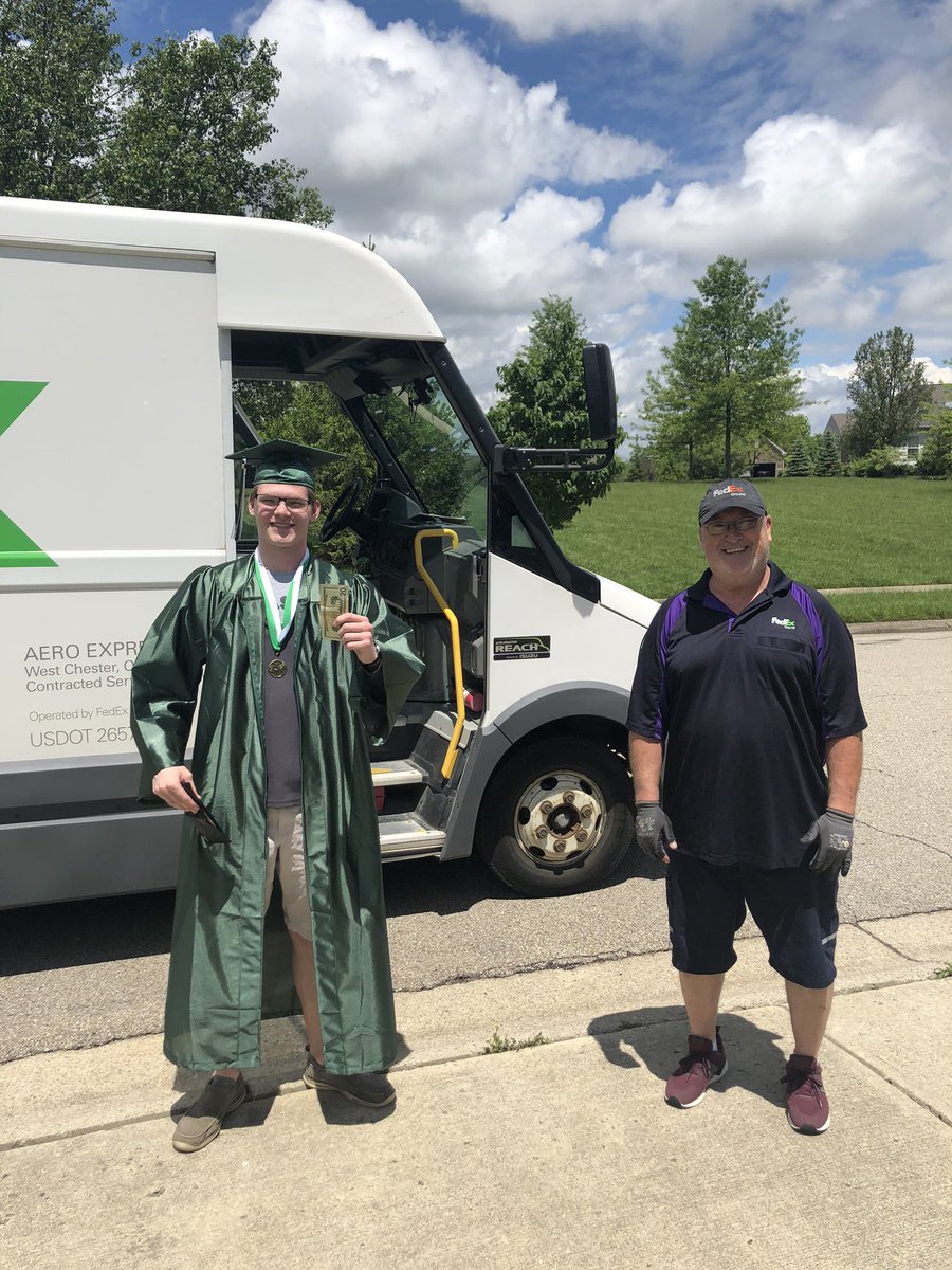 michelletiffner's tweet photo. @FedX Your workers are amazing. This man took a few seconds out of his busy day while my son was getting his diploma to say congratulations. #MasonMoment @MasonSchools https://t.co/iKOENBdL3i