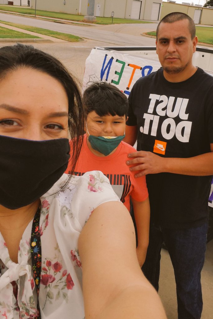 shmscarrillo's tweet image. Thank you to my super helpers from @SouthernHillsWF @andiwagg @Esteves_SH , Mrs.Ramirez and my super helpers from home💕! &quot;Drive-in&quot;kinder graduation 2020 was a success! @WFISDschools
 #practicingsocialdistancing #kinderkuties 👩‍🎓👨‍🎓