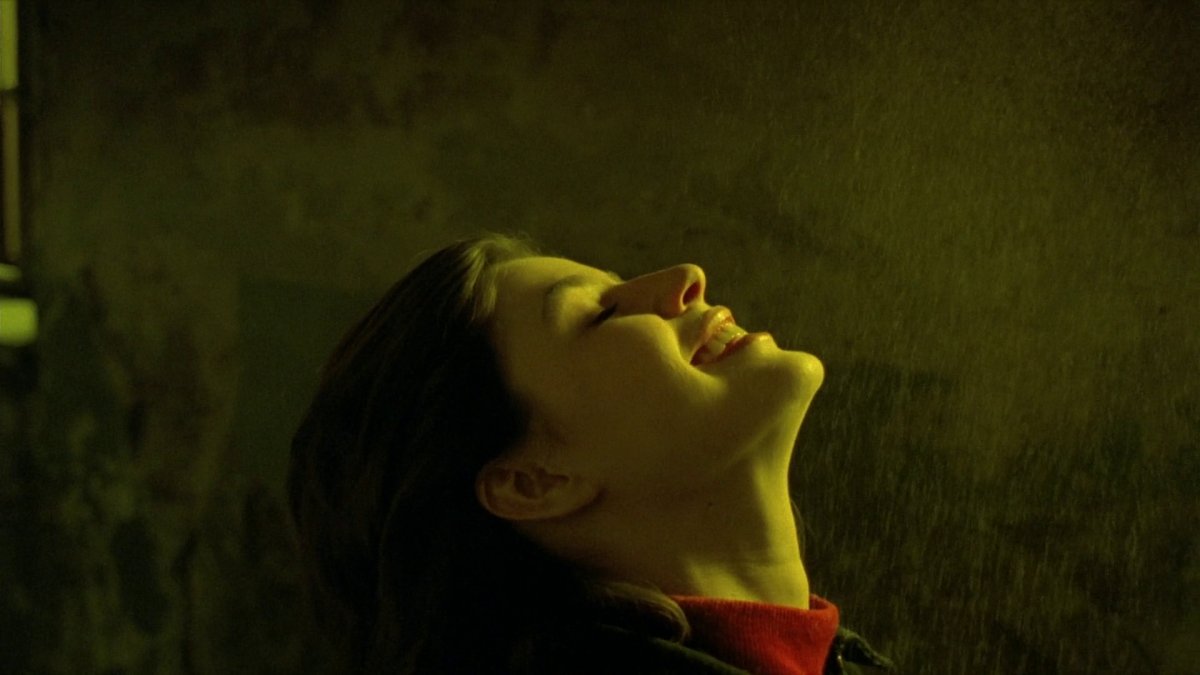 Re-watched Krzysztof Kieslowski's "The Double Life of Veronique" exactly after a decade I watched it the first time. Was mesmerized by the film then and even now. But there is this hazy feeling of gaining/losing some sensibilities between then and now. La double vie, in essence.