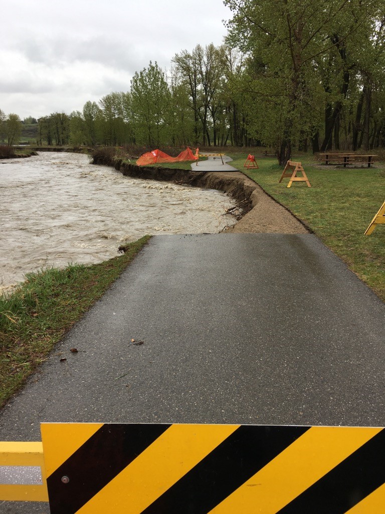 Albertaparks's tweet photo. Please be advised that areas of Fish Creek Provincial Park are flooding. Please observe all closures and stay away from the creek itself as banks can be undercut and unstable. Staff are working to close off areas for public safety. Your cooperation is appreciated. https://t.co/ue59Pspi9j
