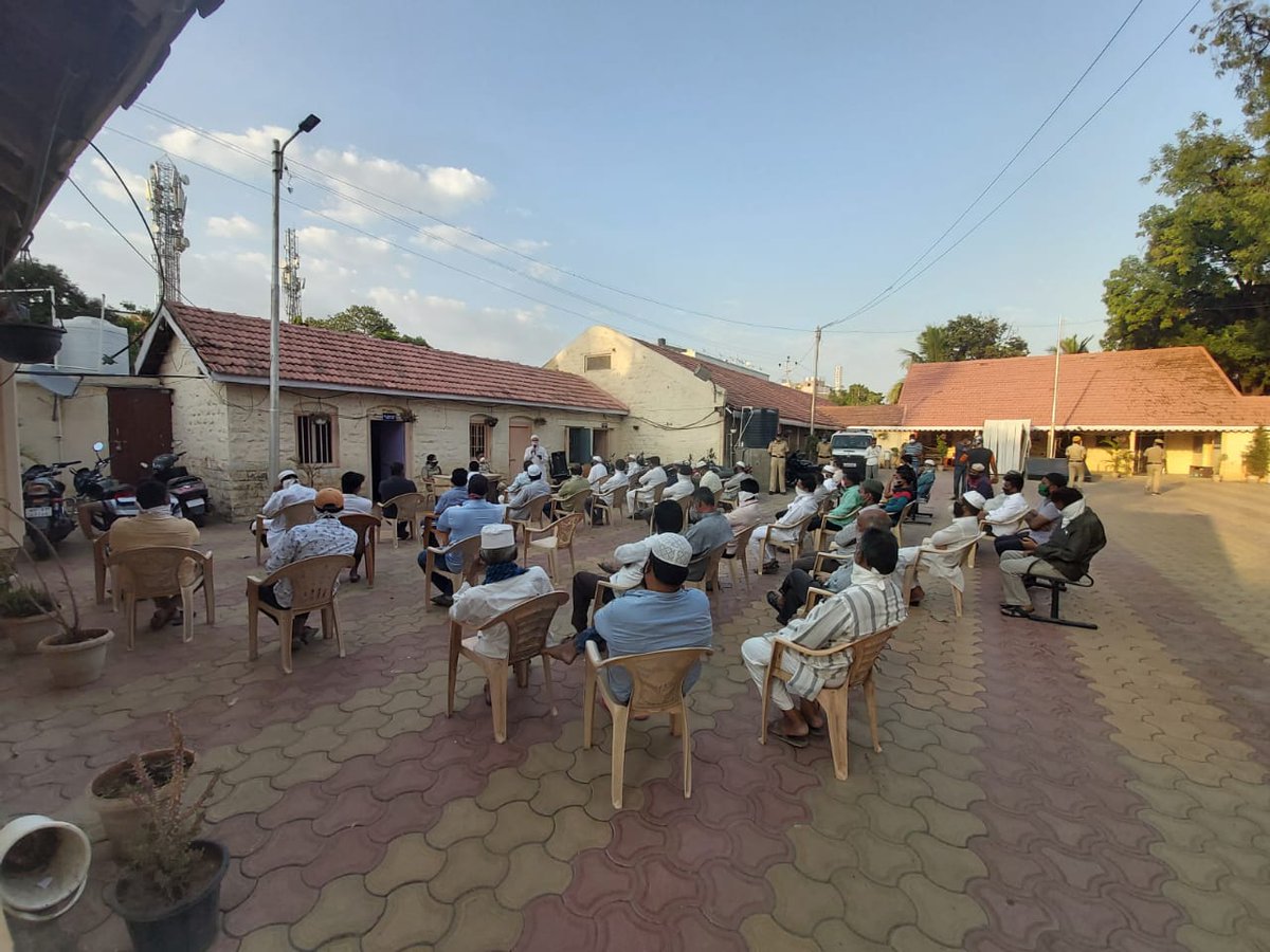 दौंड पोलीस ठाण्यामध्ये सहाय्यक पोलीस अधीक्षक श्रीमती ऐश्वर्या शर्मा मॅडम यांच्या उपस्थितीमध्ये रमजान ईद संदर्भात बैठक घेण्यात आली सर्व मुस्लिम बांधवांनी रमजान ची नमाज आपापल्या घरात अदा करण्याबाबत अस्वस्थ केले सर्व मुस्लिम बांधवांना रमजान ईद च्या हार्दिक हार्दिक शुभेच्छा