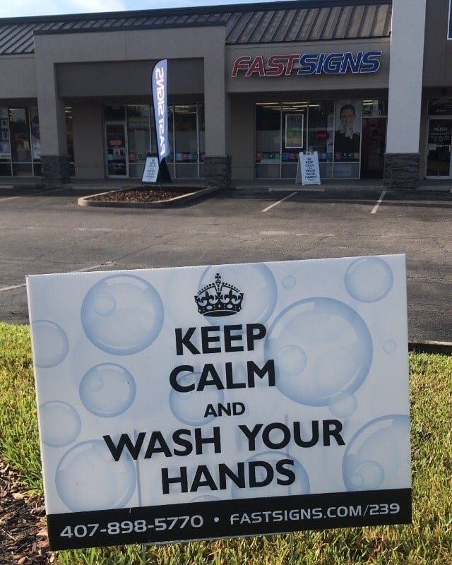 How people are using signs during social distancing. #FunnySignFriday