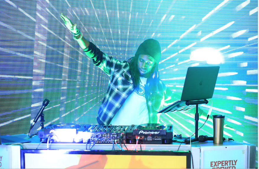Friday night has officially started💃 Drop the song you would like to listen to tonight and our DJs will have you served 
#NTVMixShow

We are live on Youtube 👉 zionly.io/gQzSmK4?utm_me…