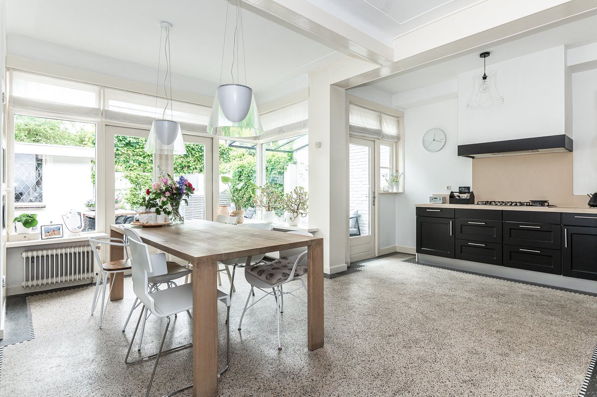 Ben jij nog niet verliefd op jouw droomhuis? Kom dan hier naar kijken, bij één van de mooiste huizen in de Veerallee!! Woonkamer met woonkeuken en suite, 5 slaapkamers, 2 badkamers, waskamer en achtertuin op het zuiden Koningin Wilhelminastraat 43 in Zwolle! #BijzonderBijBärbel