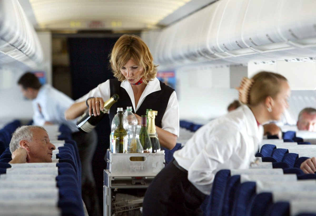 Шампанское в самолете можно. Алкоголь в самолете. Стюардесса на борту. Стюардесса на борту самолета.