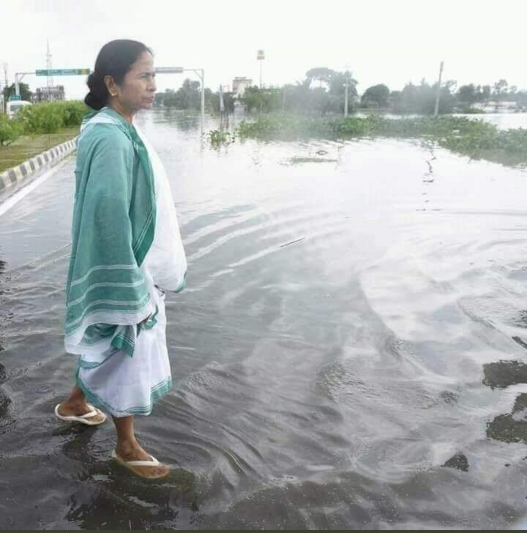 Sumra_Tweets's tweet image. नेता बनने के लिए जिगर चाहिए।
दो पट्टी के चप्पल और सादी सी साड़ी।
अपने लोगों का दर्द समझने के लिए पानी में भी उतरना पड़ता है।
AC rooms में बैठकर मन की बात करने वाले लोग यह सब क्या जाने 😏😏
Best picture on internet today.
#CycloneAmphanUpdate 
#MamtaBanerjee