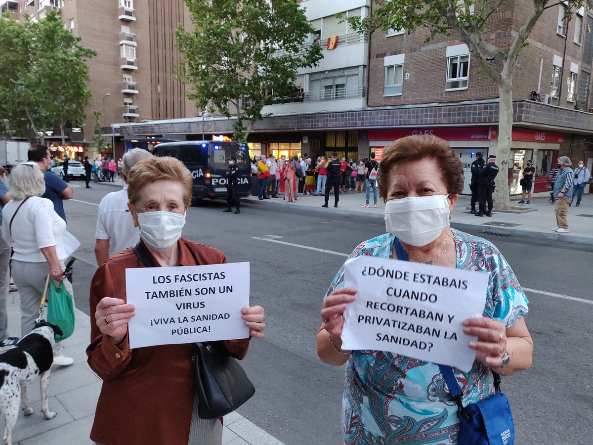 lauralruiz's tweet photo. Ellas lo tienen claro. Y ¿tú? #YoDefiendolaSanidadPública #SanidadPública #Antifascistas #Mortaalaz https://t.co/5FWwJXJvJU