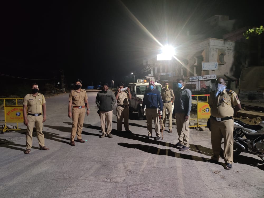 दौंड पोलिसांचा दौंड शहर कंटेंट मेंट झोन च्या आजूबाजूला खडा पहारा असून सर्वांची चेकिंग होत आहे कोरोना रोगाला निश्चितपणे आपल्या सर्वांच्या मदतीने आपण नियंत्रणात ठेवू व हळूहळू संपुष्टात आणू सर्वांनी पोलिसांना सहकार्य करावे