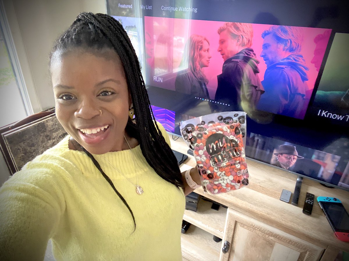 SynthiaSalomon's tweet photo. The good people @HBO hooked me up with some special gifts... thank you, Vicky Jones (Creator of #RUNHBO) for providing such a sweet distraction. I love #Run/ although I could never #RUNWithAnEx... Let’s chat 💭 (a thread) https://t.co/OpOMESoE3L