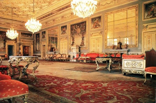 Charles de Mouy décrit les salons très simples, le cabinet du sultan dépourvu de tout luxe inutile : « On croirait, écrit-il, entrer chez un riche pacha, modéré dans ses désirs, mêlant dans une mesure élégante le style européen et celui de l'Orient»