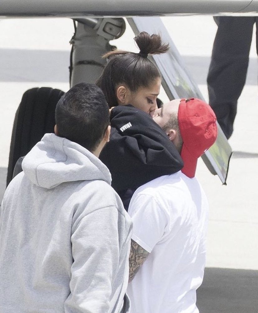 getwsoonbae's tweet photo. these pictures just mean so much. she was so sad and hurt and he was right there for her. it’s so sad to look at it now https://t.co/TSZhxLAkt4