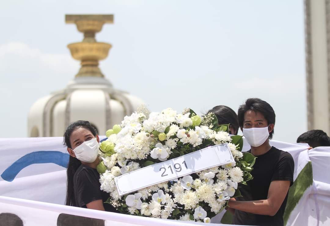 khanaratsadon's tweet photo. กลุ่มนักศึกษาในนามเครือข่ายนักเรียน นิสิต นักศึกษาเคียงข้างประชาชนเพื่อประชาธิปไตยชูป้ายผ้าแสดงออกเชิงสัญลักษณ์ในวันครบรอบ 6 ปี รัฐประหาร ตามสถานที่สำคัญ เริ่มจากรัฐสภา ต่อมาได้ไปยังกองทัพบก ถนนราชดำเนิน เดินเท้าไปทำเนียบ และอนุเสาวรีย์ประชาธิปไตยเป็นจุดสุดท้าย #ไอ้เหี้ยประยุทธ์ https://t.co/HvImbrc5tI
