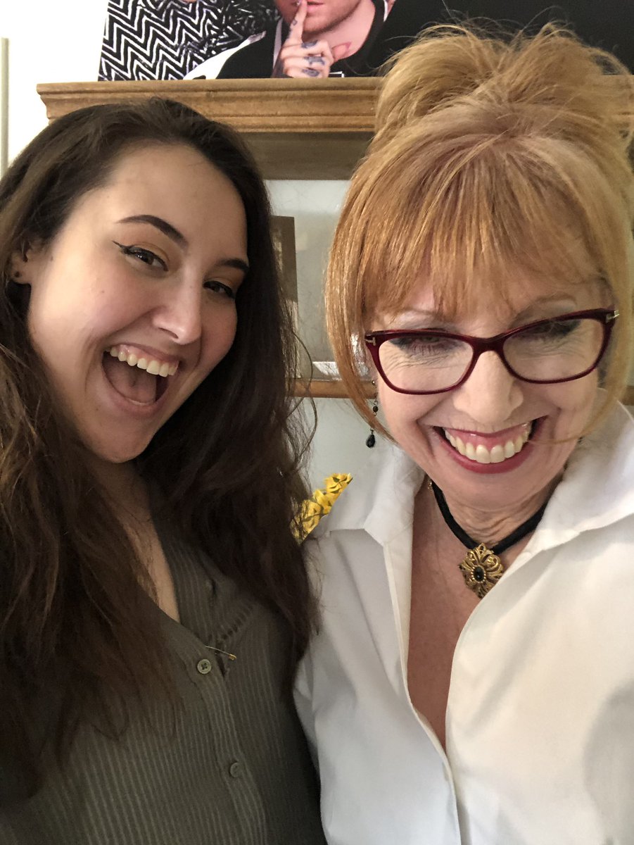 Booba’s this is Gracie who did my makeup! She is my daughter from another mother 😭🖤🤍🖤🤍🖤🤍