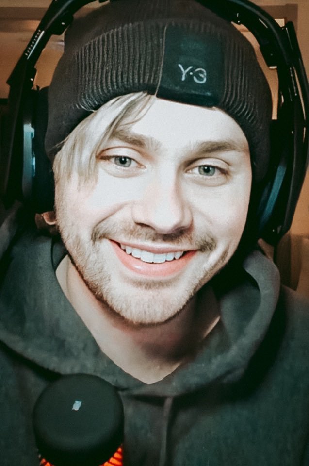 A thread of soft Michael since Lia is feeling sad  also no themes or outline. Just adding soft pictures as I go   @Lia_in_bloom