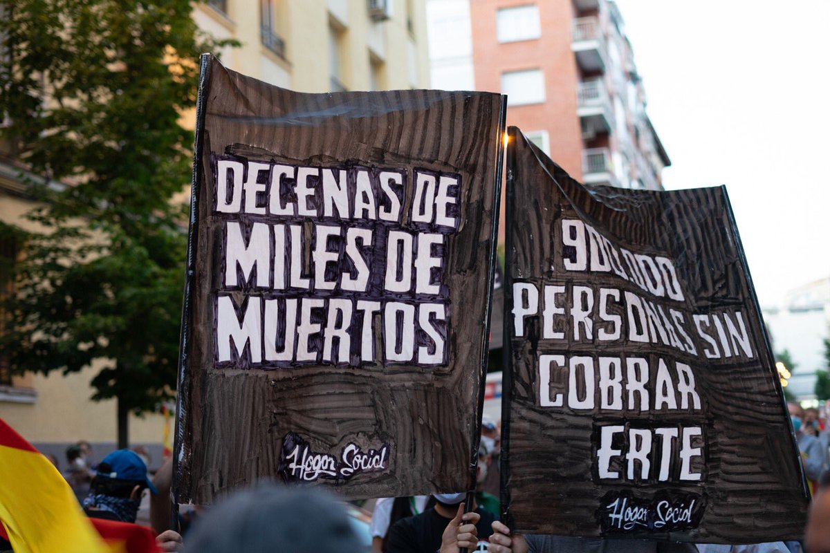 HogarSocial_'s tweet photo. La portavoz de Hogar Social detenida cuando la policía obligaba a retirar los estandartes que portábamos frente a Ferraz. Varios manifestantes han sido identificados y multados, y uno de ellos detenido al protestar por el abuso policial.

¡BASTA DE ABUSOS! https://t.co/0mQ7Gfyb8O