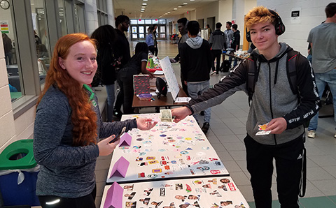 fcpsnews's tweet image. South Lakes HS Entrepreneurship Marketing class donates profits from its market day to school pantry, helping those in need. bit.ly/3bSSsIs