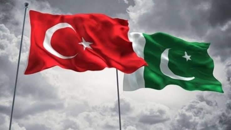 #Pakistan’da yolcu uçağının düşmesi sonucu hayatını kaybedenlere Allah’tan rahmet, yaralılara acil şifa diliyorum.

Dost ve kardeş Pakistan halkına geçmiş olsun dileklerimi iletiyorum.