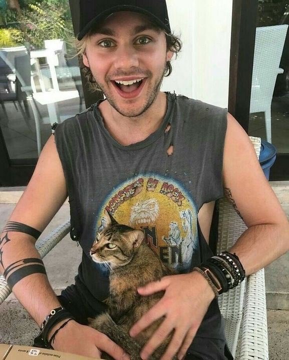 A thread of soft Michael since Lia is feeling sad  also no themes or outline. Just adding soft pictures as I go   @Lia_in_bloom