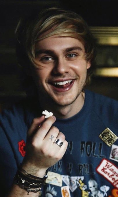 A thread of soft Michael since Lia is feeling sad  also no themes or outline. Just adding soft pictures as I go   @Lia_in_bloom