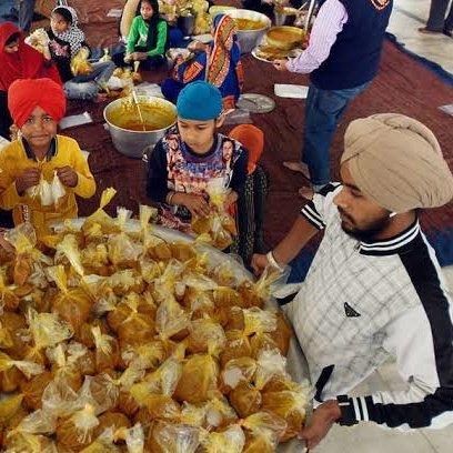 writesalman's tweet photo. Despite being Minority, Majority of the Relief work in India is being done by Muslims &amp; Sikhs.

Pass it on ...

#MuslimSaviours #SikhSaviours https://t.co/rOY0RpA6Yx