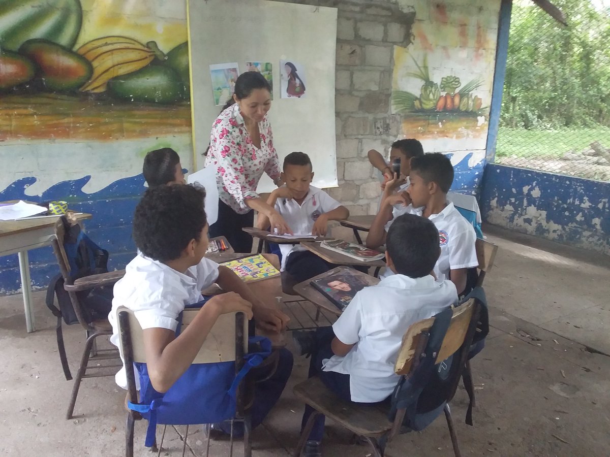 EvelinTovarBor1's tweet photo. Dichosa  de poner en practica mis conocimientos...ser docente es una hermosa labor, gracias tutores y universidad del magdalena por permitir hacer mi sueño realidad. https://t.co/JP9OoS7kQV