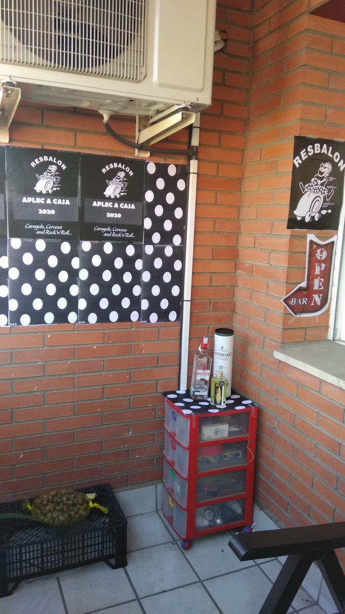collaresbalon's tweet photo. Les resbaloneres i els resbaloners no es volen quedar sense el seu Aplec del Caragol de Lleida 🐌🍻⚫️⚪️⚫️⚪️⚫️ 
#Resbalon #CollaResbalon #CoronaAplec #AplecDelCaragol #LAplec #Lleida #Lleidatanament #AplecACasa #AplecConfinat https://t.co/rAwOibufOR