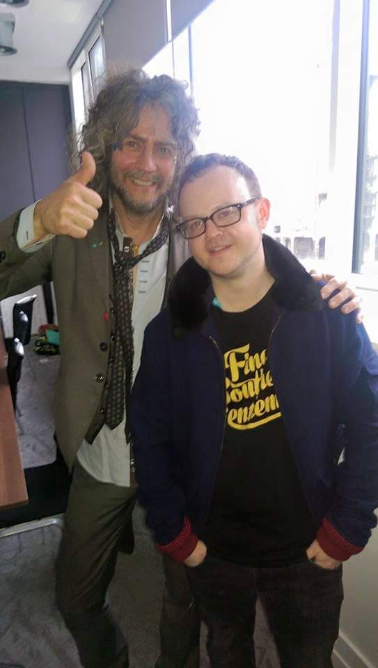 Blimey days, five years ago today got to meet Mr @waynecoyne himself. @Mr_Dave_Haslam took this one! 😅 Fun times at @SoundCity. Wild. 🦄