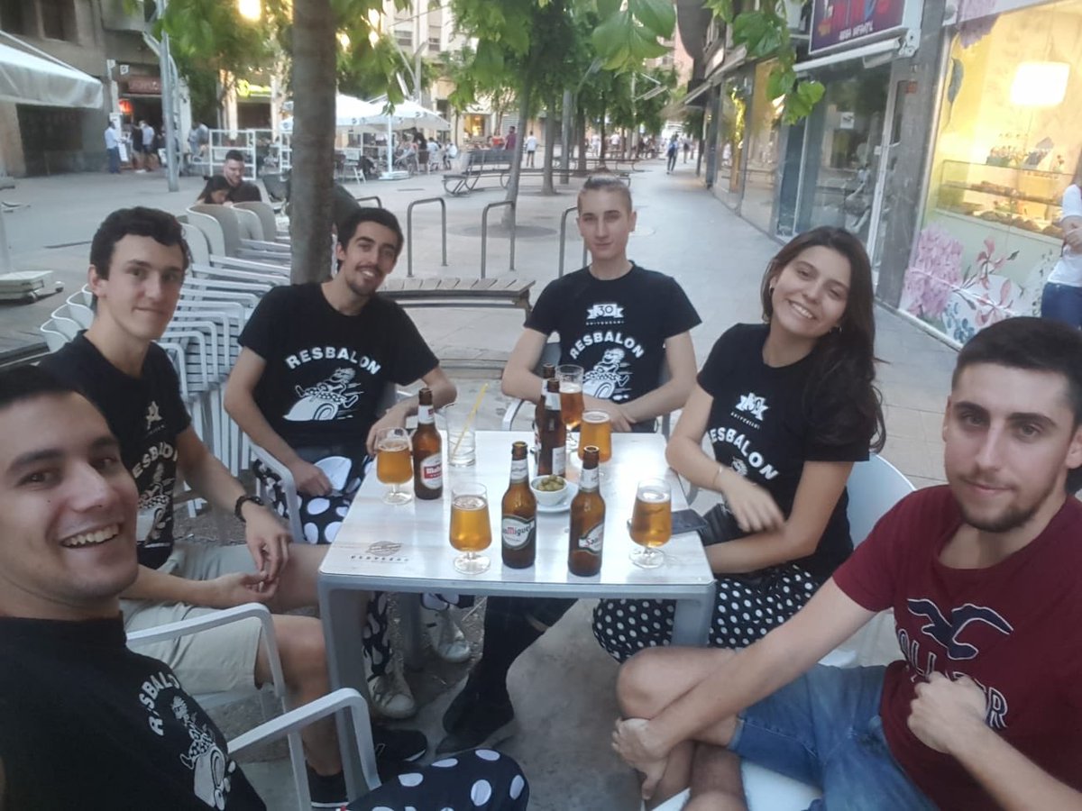 collaresbalon's tweet photo. Més fotos! 📸📸📸🐌🍻⚫️⚪️⚫️⚪️⚫️ 
#Resbalon #CollaResbalon #CoronaAplec #AplecDelCaragol #LAplec #Lleida #Lleidatanament #AplecACasa #AplecConfinat https://t.co/WUhDDajTo1