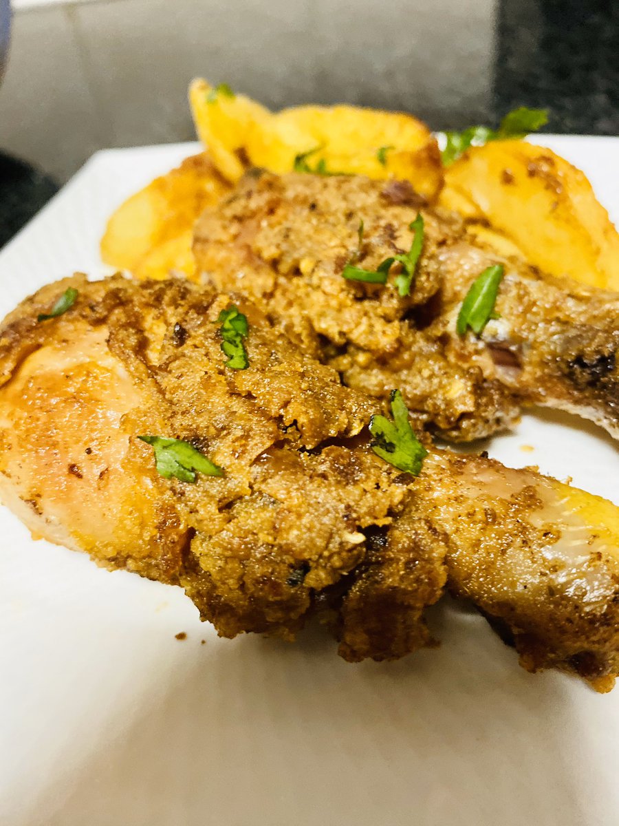 Sandraboyce19's tweet photo. When you can’t decide what to cook.. and deep down you love tripe but your kids want something.. be that mom and cook both. woman that love ❤️ to cook 👩‍🍳 🤞🏽.. #tripe #jeqe #crumbedchicken #wedges #PutSouthAfricansFirst #level1 #fridaymorning #day57oflockdown @TripeUK https://t.co/bfe0dIqtPD