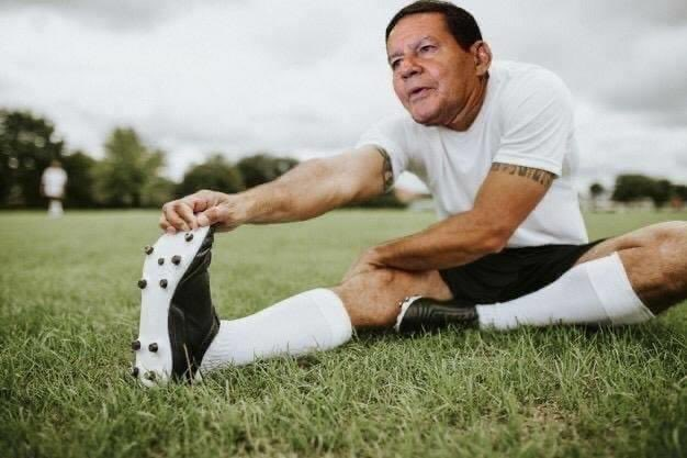 Diligasi's tweet photo. Mourão assintindo ao vídeo da reunião ministerial que se tornou público!

#ReuniaoDeHorrores #BozoFalou https://t.co/yIaOPFoH3n