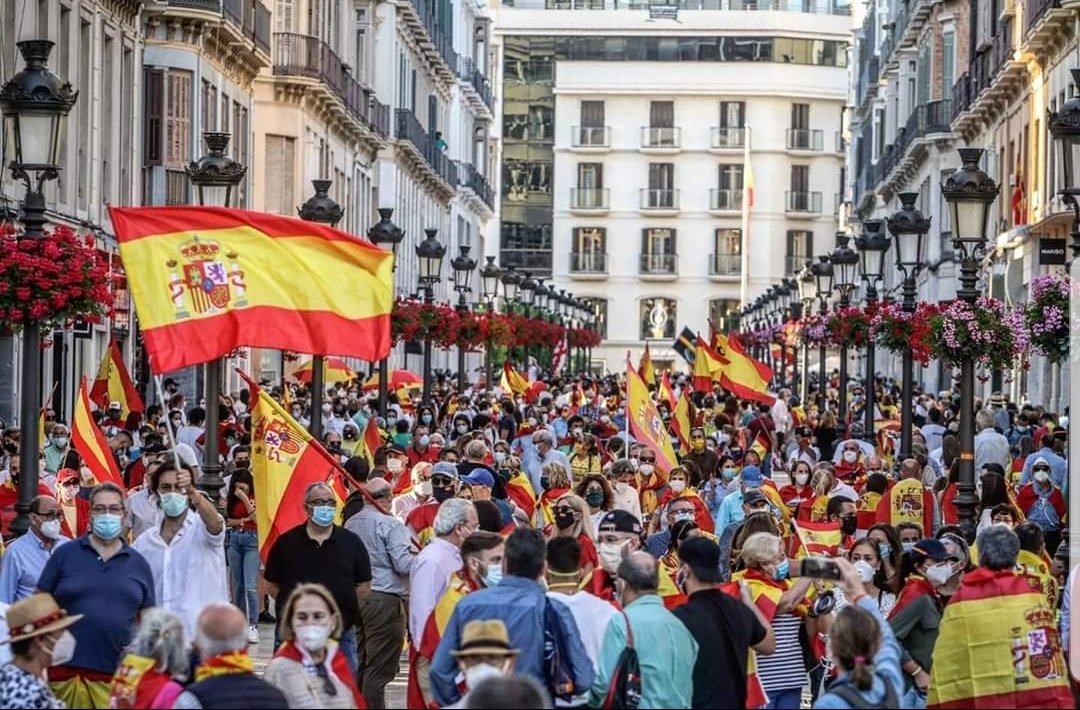 Estas imágenes han salido en la tele hoy. ¿Distancia de seguridad? Imposible. Un ejemplo de #LaEspañaDesfasada en Calle Larios, Málaga. Foto: Lorenzo Carnero ¡ #DesescalandoJuntos pero así no!
