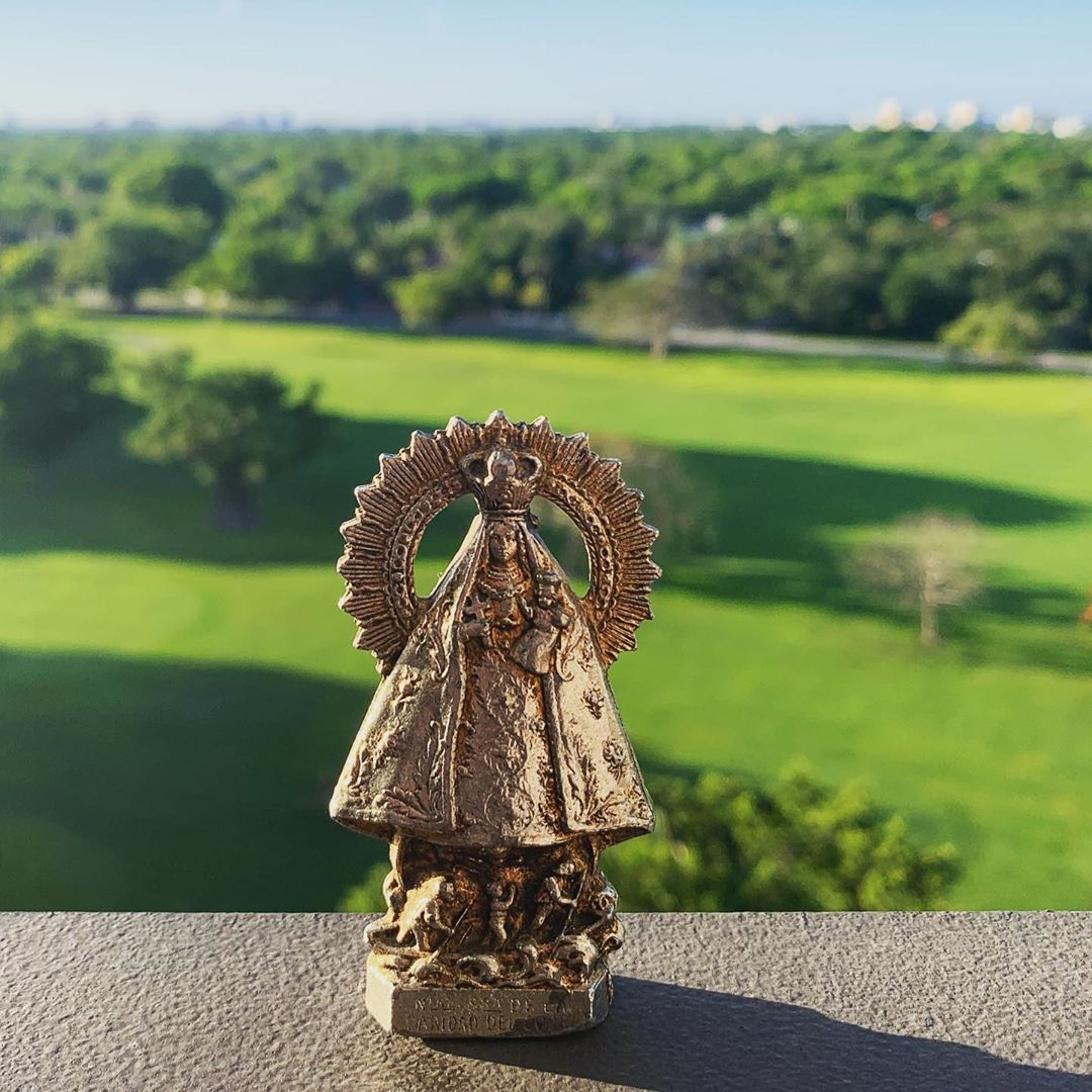 cuballama's tweet photo. Caridad del Cobre, Madre de todos los cubanos, de aquí y de allá, donde quiera que estén. Extiende un manto sobre nosotros, y protégenos. Amén 🙏❤🇨#cuba # #lahabana #cubansbelike #cubatravel #miami #visitcuba #cubanos #comidacubana #nostalgiacubana #cubano #cubana #cubalibre https://t.co/0jJPVv3ADX