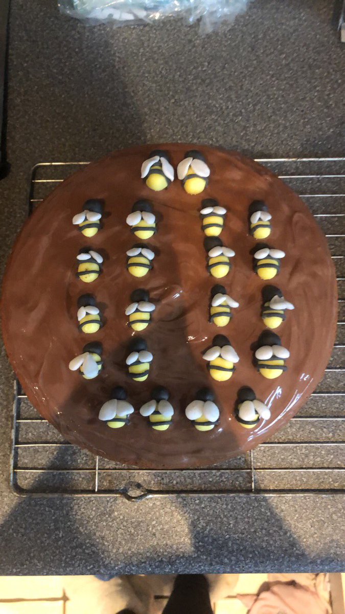 MegisBreathin's tweet photo. My tribute to the 22 we lost 3 years ago #ManchesterRemembers #cake #fondant #bees 🐝 https://t.co/KvtVQmhLG0