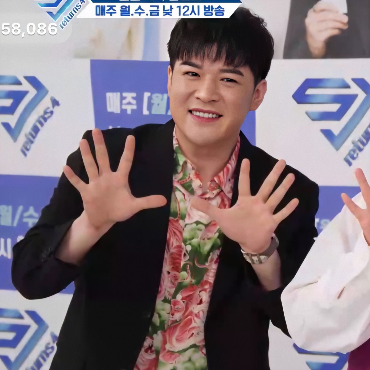 Leak5000's tweet photo. @ExaDurango @Edgar_Deras Hola cariño hoy viernes me encantaría escuchar esta hermosa canción #CheerMan de #Shindong de #SUPERJUNIOR
Saludos y buen finde 🇪🇸🥰
#ElDerasEnExadurango
#ElDerasFc @ExaDurango
#CheerManEnExaDurango
#WeHaveShindong
#슈퍼주니어
@SJofficial https://t.co/2pZDY6lasi