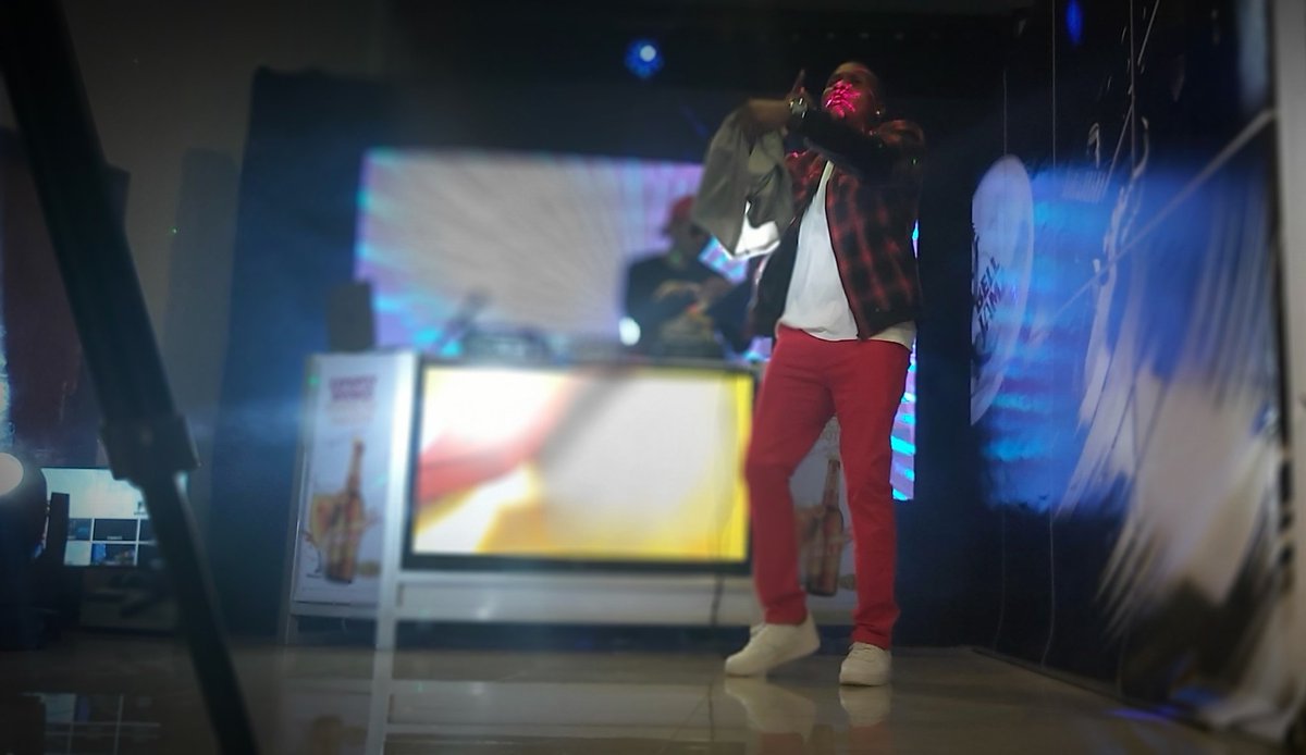 MwesigyeWalter's tweet photo. #NTVMixShow is here to colour your Friday night. @dagy_nyce in action. 
🐕‍🦺I wanna thank me for the 📸. Enjoy! https://t.co/B0Txqib8l2