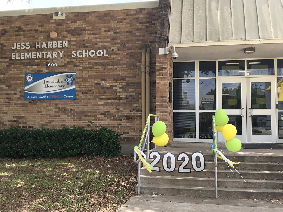 Lmanning01's tweet photo. What a way to end the year! #hhfl #risdgreatness #6thgradegraduation https://t.co/QtA7jlT5wQ