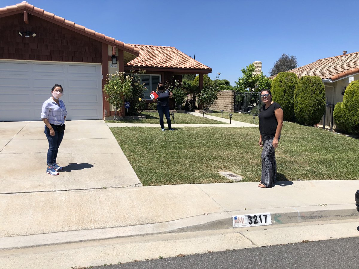 rusdkids's tweet photo. Recognizing the @RowlandUSDFRC staff during Classified Week! Thank you for ALL that you do! #drivingby #WeAreRUSD #community @RowlandSchools @_JulieMitchell_ https://t.co/Yzl1EadCpp