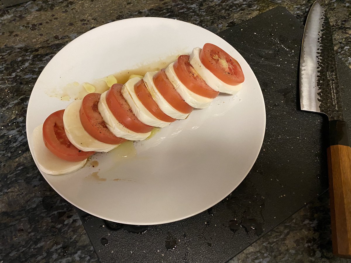 Robb_404's tweet photo. Lunchtime!! 🤤🤤
Caprese
-Roma tomatoes
-Fresh Mozzarella
-BlackBerry Balsamic Vinegat
-EEVO
-salt and pepper
#missingthebasil #CookingWithRob https://t.co/3z5Xp8ajac