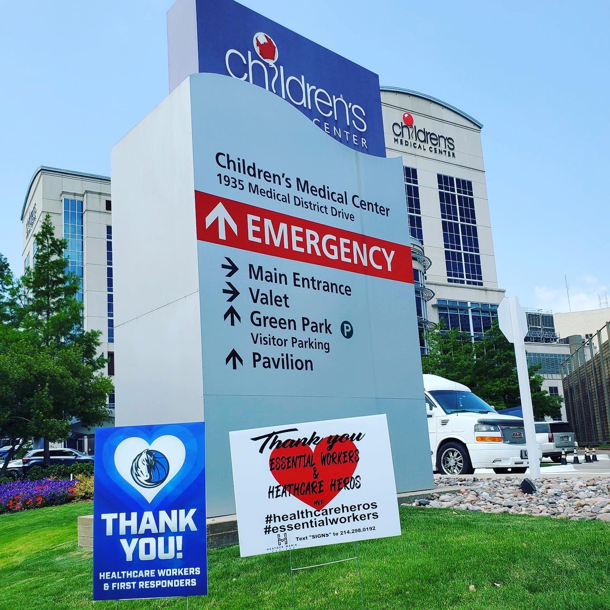 MavsCare's tweet photo. Thanks for the kindness challenge @BehindEveryDoor and @CoachAvery6! 

This week, @mcuban &amp; @dallasmavs are sending “Thank You” signs all over town for healthcare workers &amp; first responders. Join us in doing 1K acts of kindness! #GiveTogetherNowDallas #NBATogether  #ActsOfCaring https://t.co/9a14C4taNw