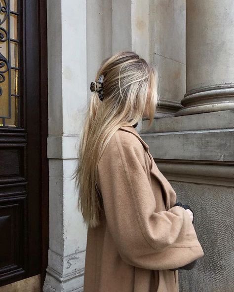 satingoldsand's tweet photo. Friday in beige https://t.co/UjUTXP6eW6